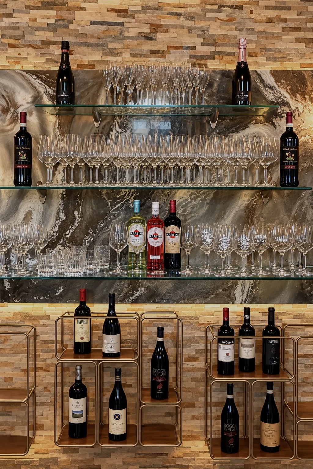 Glasregale mit Weingläsern, Martini und italienischen Weinen vor Marmor und Natursteinwand