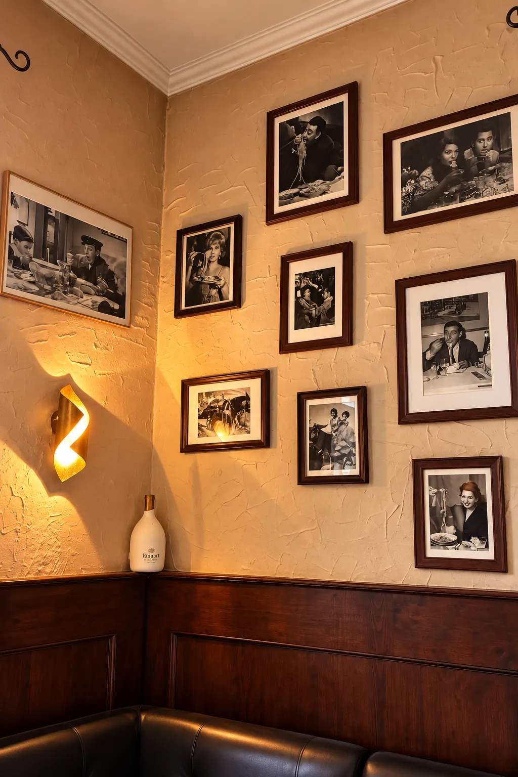 Gerahmte Schwarzweiß-Fotos aus dem alten Italien über der Holzvertäfelung