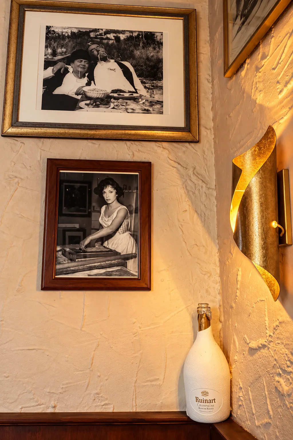 Gerahmte Fotos und Champagner im Gastraum