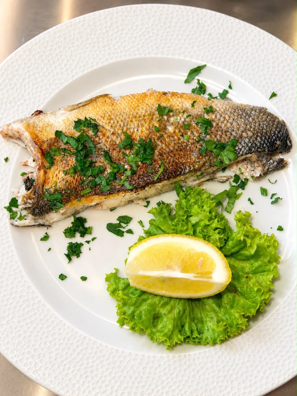 Gebratenes Fischfilet mit Petersilie, Zitrone und Salat