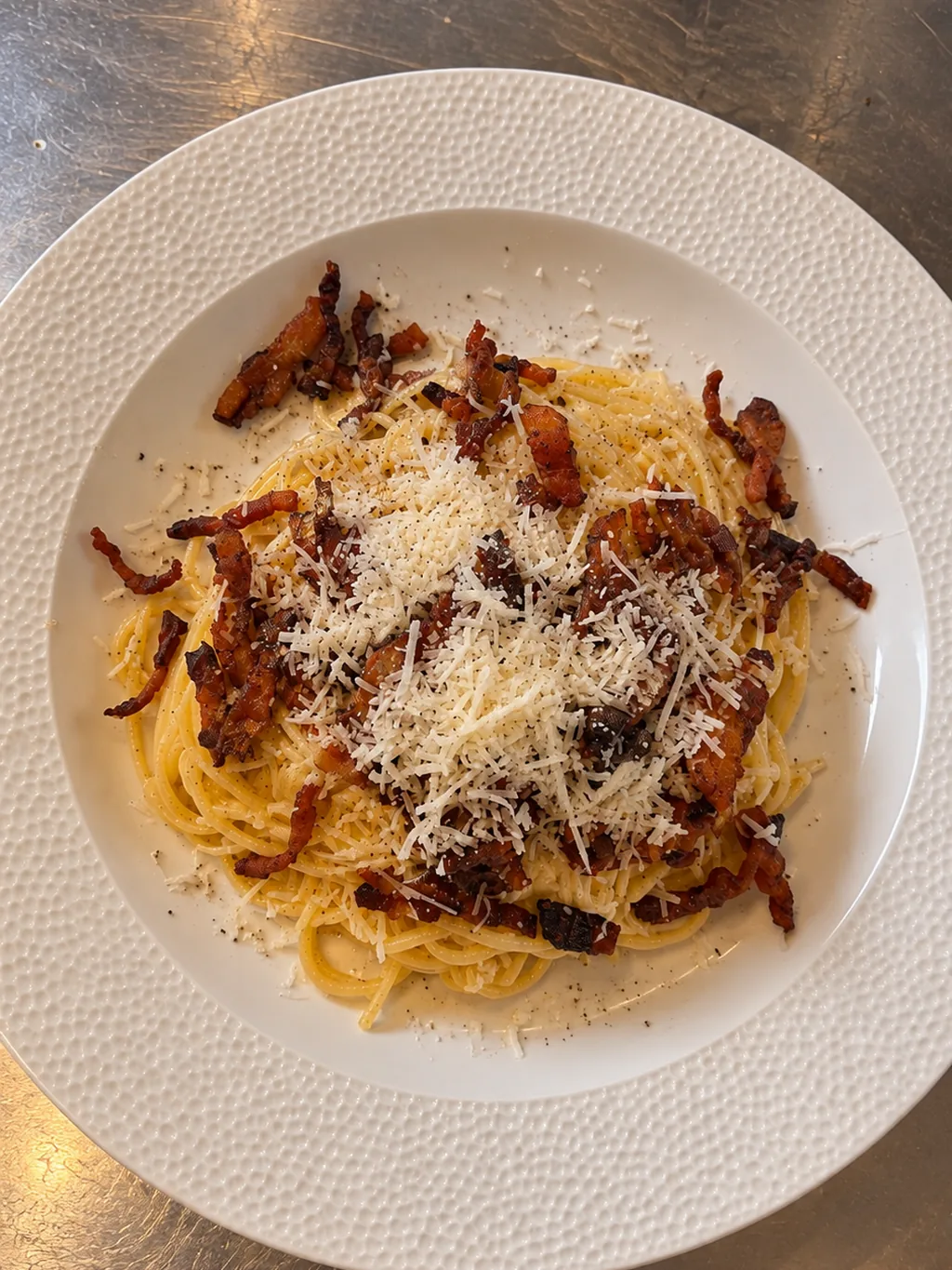 Spaghetti mit knusprigem Speck und Käse