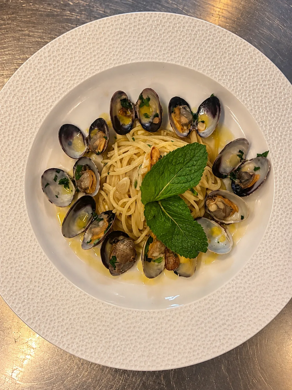 Spaghetti mit Venusmuscheln und frischer Minze
